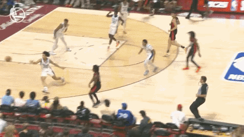 一位教练在比赛中做出了重大决策 一位教练在比赛中做出了重大决策