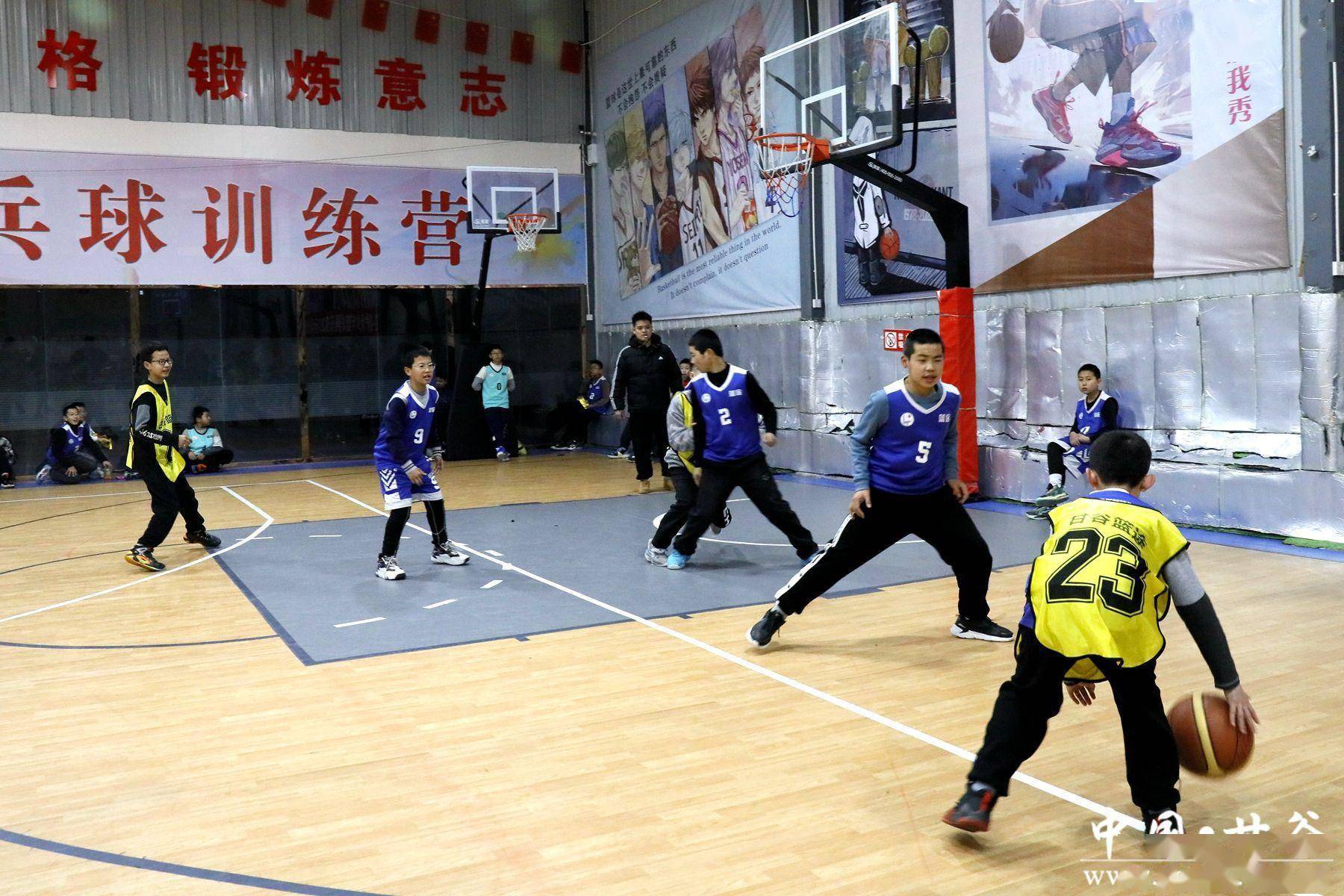 篮球运动中球员们展现出了训练的成果 篮球运动中球员们展现出了训练的成果