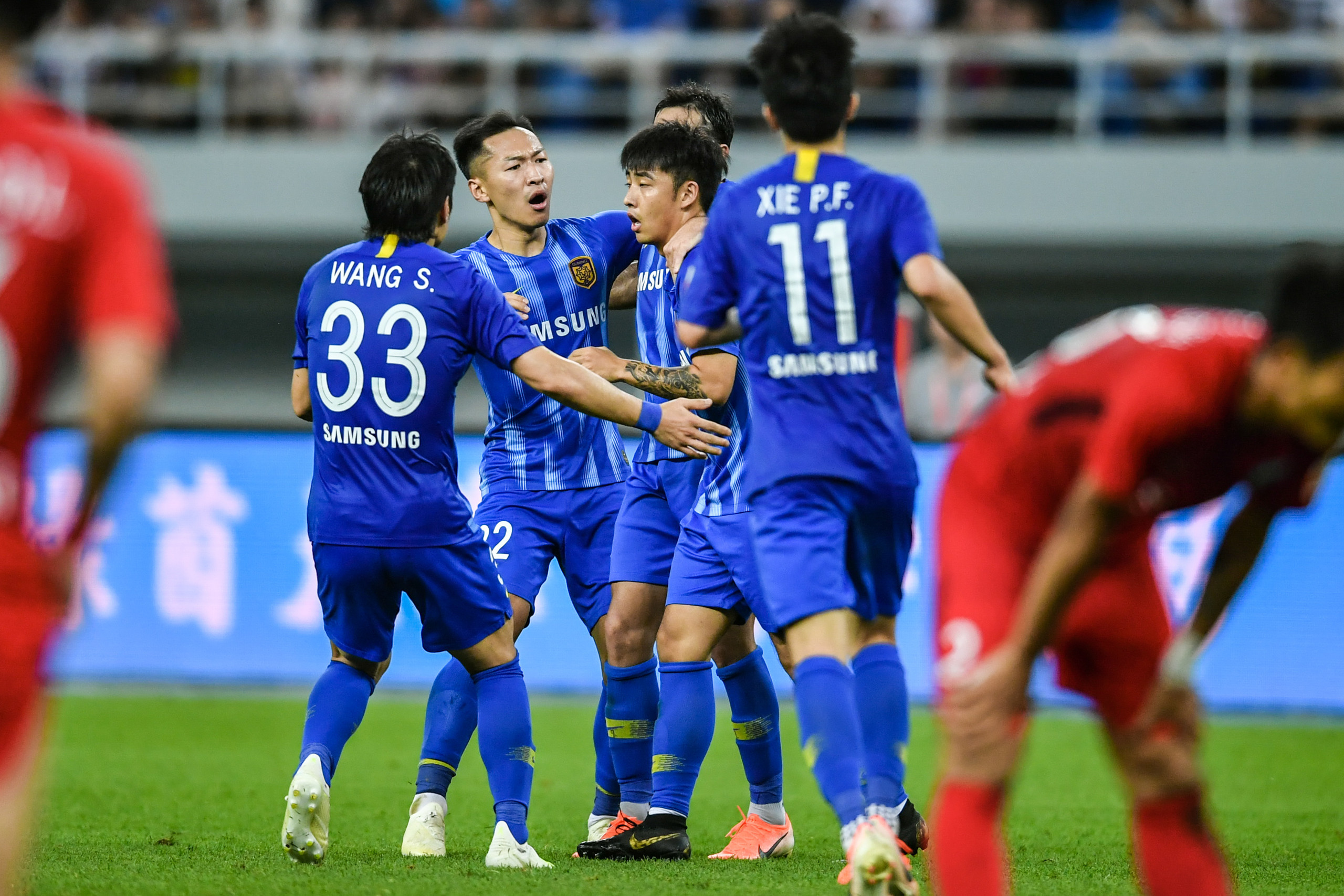 开云APP-江苏苏宁球迷热情高涨，全力支持球队取胜的简单介绍