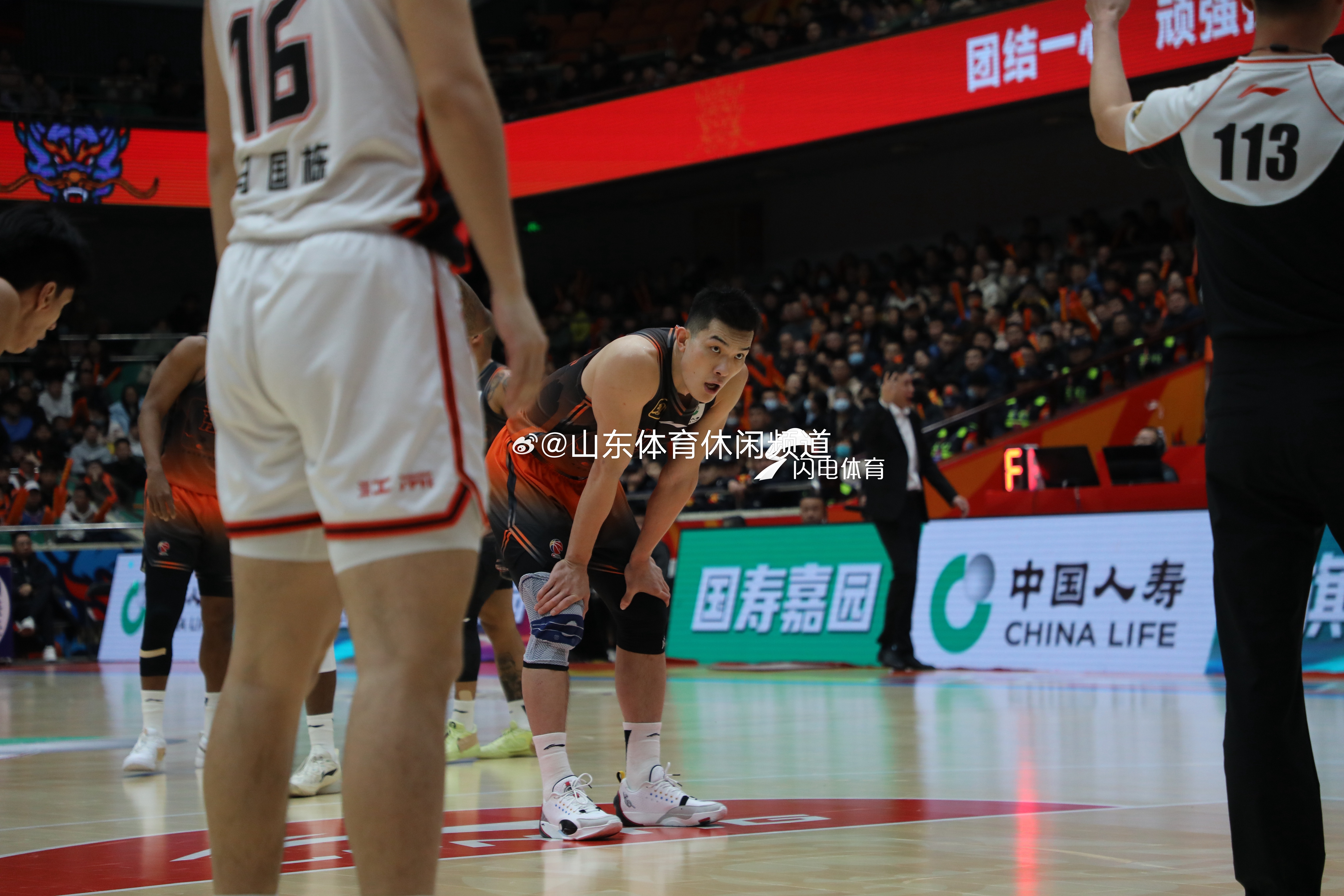 包含职业篮球赛事的最新赛况报告，关键比赛的结果揭晓的词条