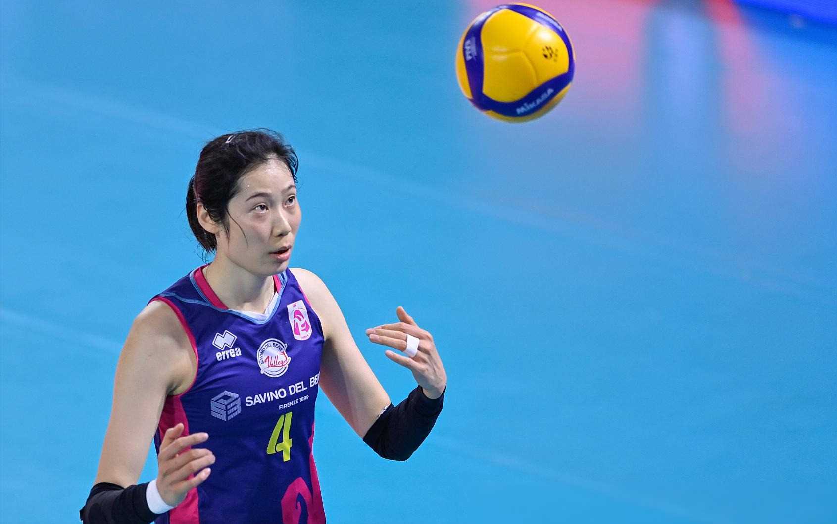 足球锦标争夺赛中,女球员实力惊艳 足球锦标争夺赛中,女球员实力惊艳