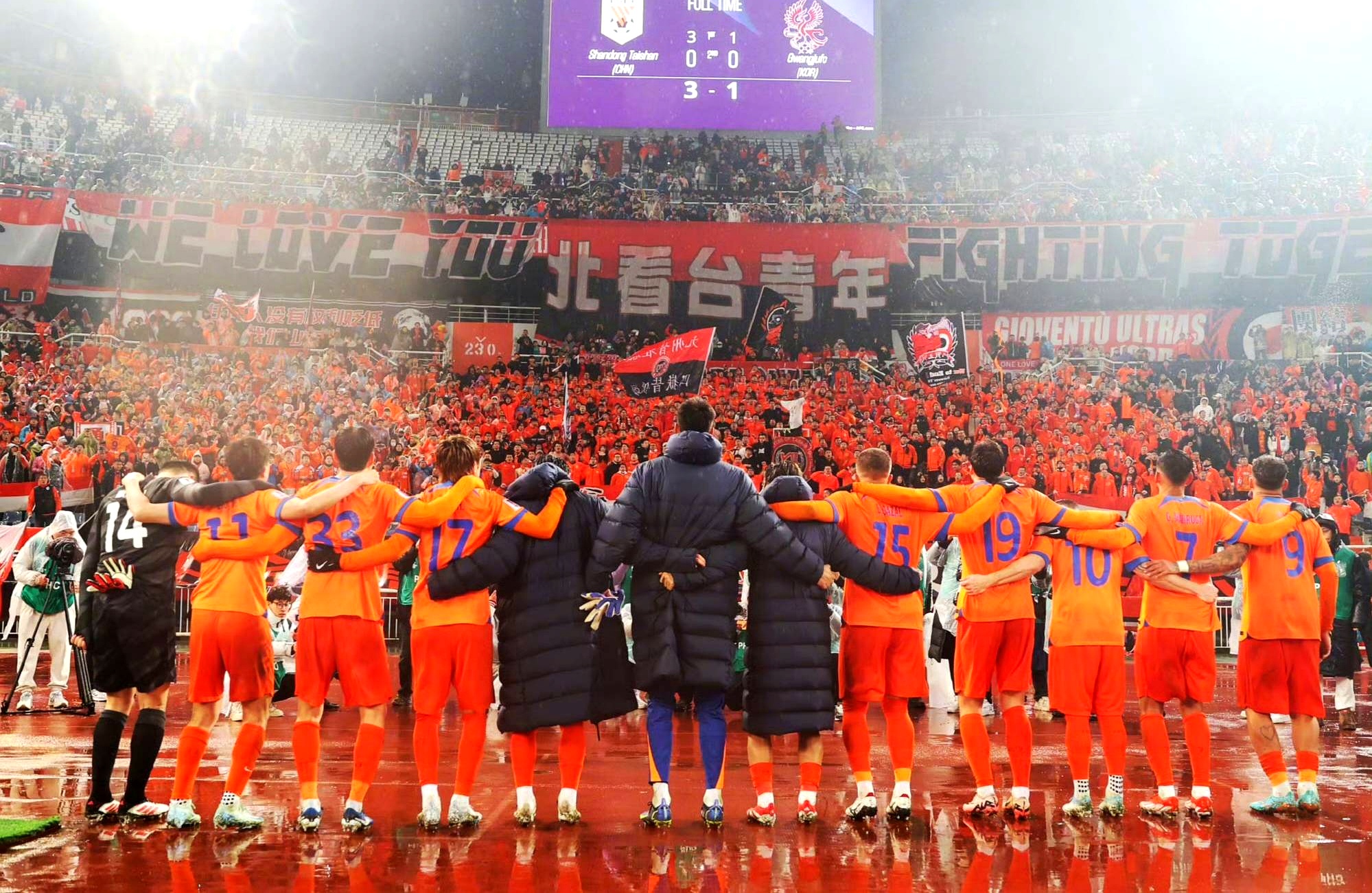 体育赛场上的争夺激烈,全力以赴 体育赛场上的争夺激烈,全力以赴