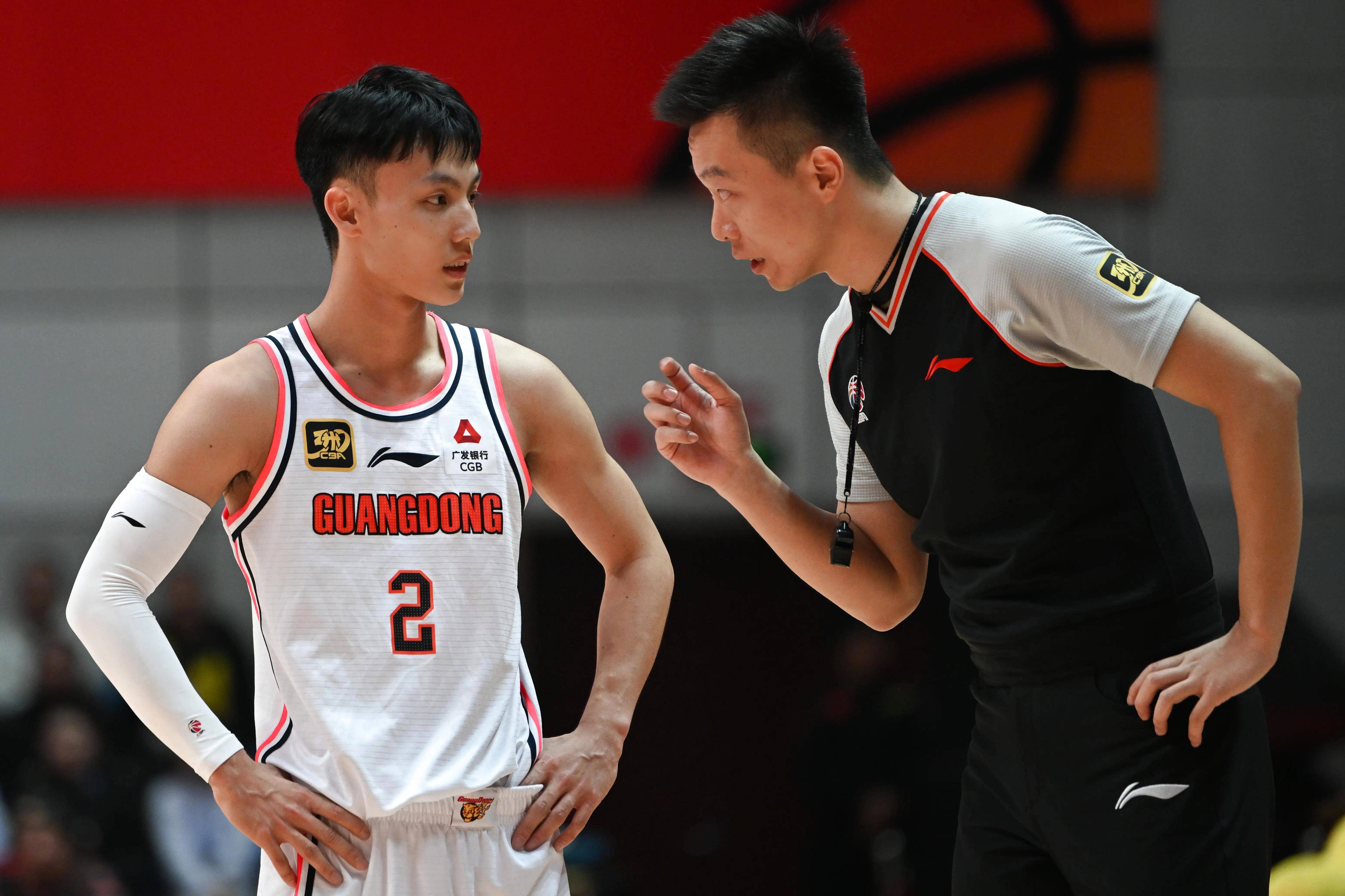 双方队伍在比赛中展开了激烈角逐