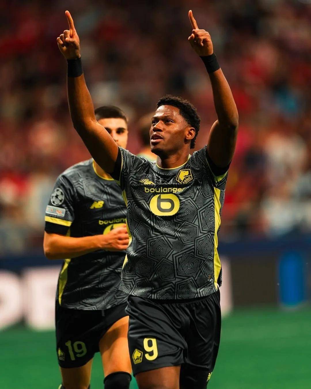 里昂遭遇主场失利,球迷不满情绪高涨的简单介绍 里昂遭遇主场失利,球迷不满情绪高涨的简单介绍