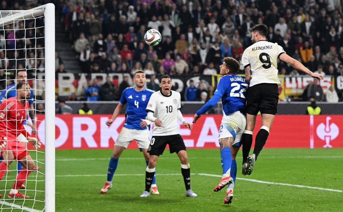 狂热球迷为欧国联的激烈对抗加油助威