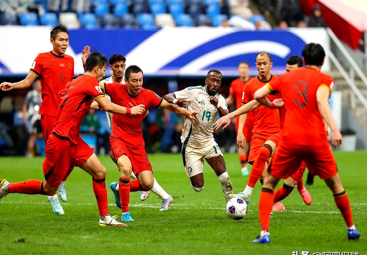 紧迫战局中球员表现出色,引爆球迷热情的简单介绍 紧迫战局中球员表现出色,引爆球迷热情的简单介绍