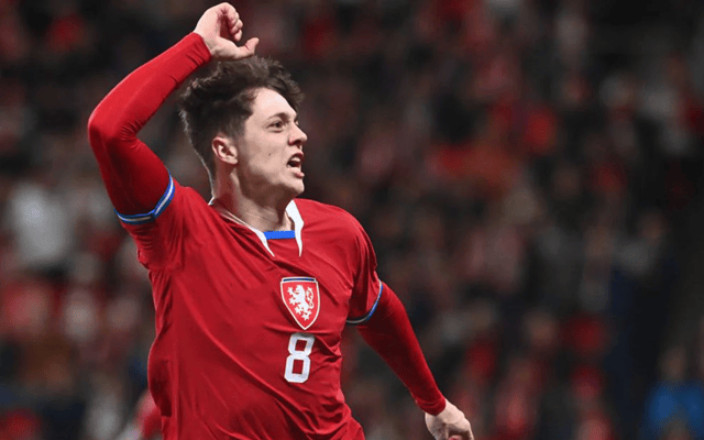 包含-捷克队击败对手，表现强劲晋级有望的词条