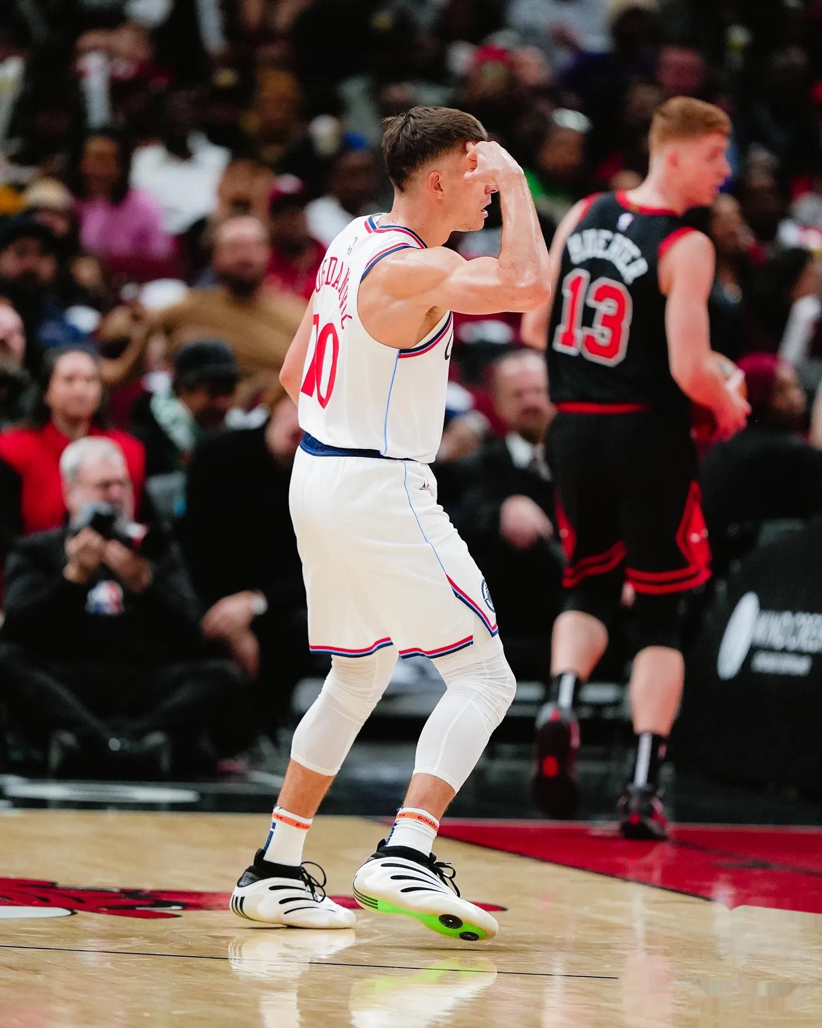 快船战胜爵士,取得系列赛首胜 快船战胜爵士,取得系列赛首胜