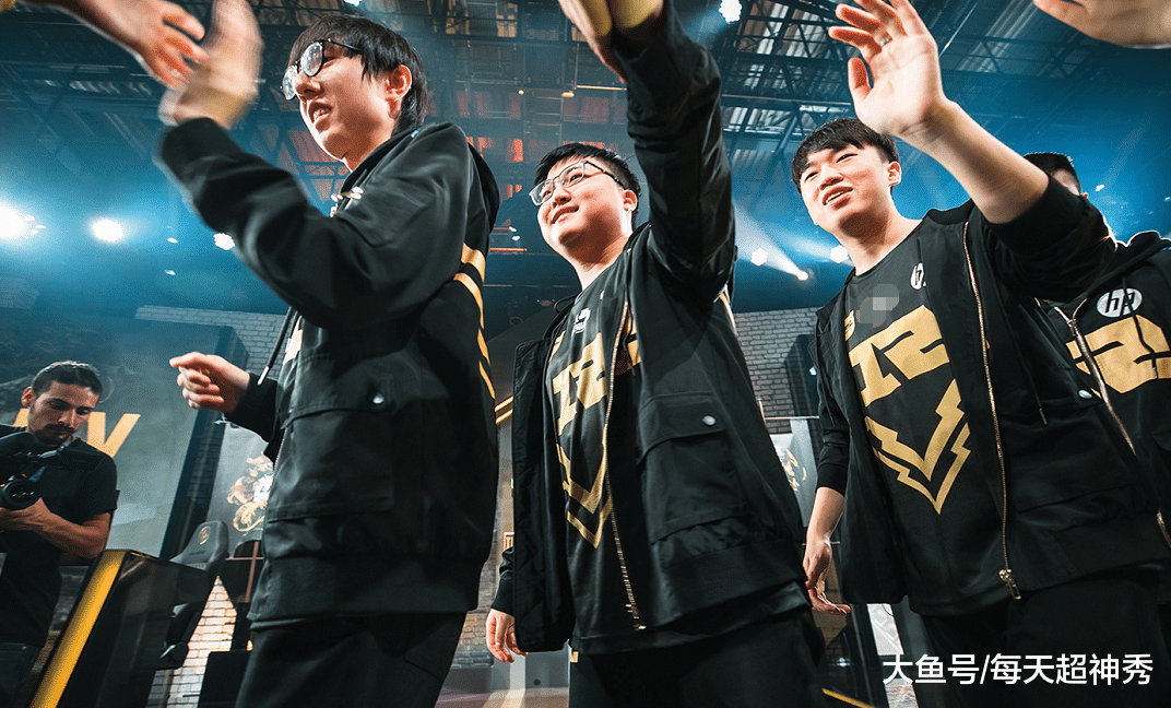 开云下载-DFM力克HLE，Uzi单局斩获MVP全球总决赛3:1（巴黎）