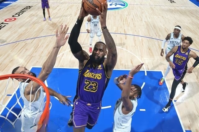 开云体育app-詹姆斯39+17湖人