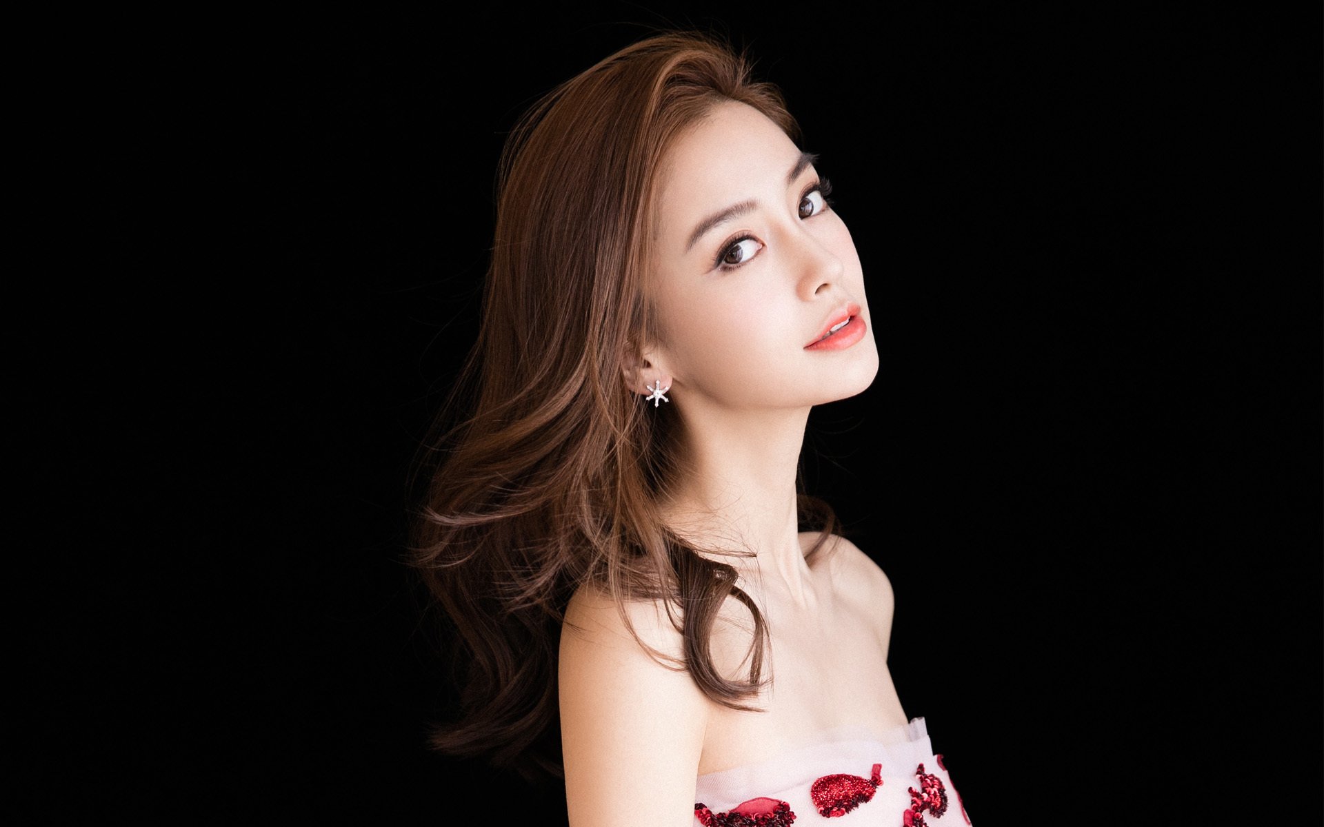 开云体育下载-爱德华兹刷新纪录引领火箭完胜马刺，年轻风暴席卷联盟