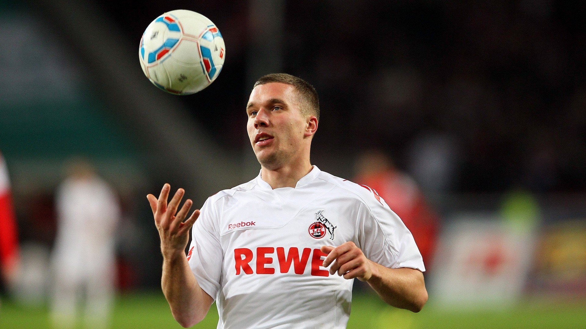 奥亚尔萨瓦尔持续制造杀伤，澳大利亚横扫加纳，绿茵场上的进攻狂潮与团队胜利